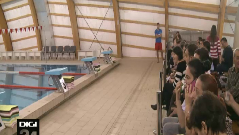 Spectacol la bazinul de inot de la Mioveni. La eveniment a fost prezenta si Camelia Potec Imagine