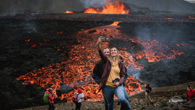 Spectaculos, dar mortal. Turistii se apropie prea mult de vulcanul care a erupt in Islanda, pentru a-si face selfie Imagine