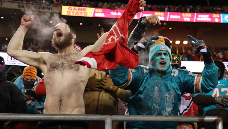 Spectatori cu degetele amputate, dupa ce au asistat pe un ger cumplit la un meci de fotbal american Imagine