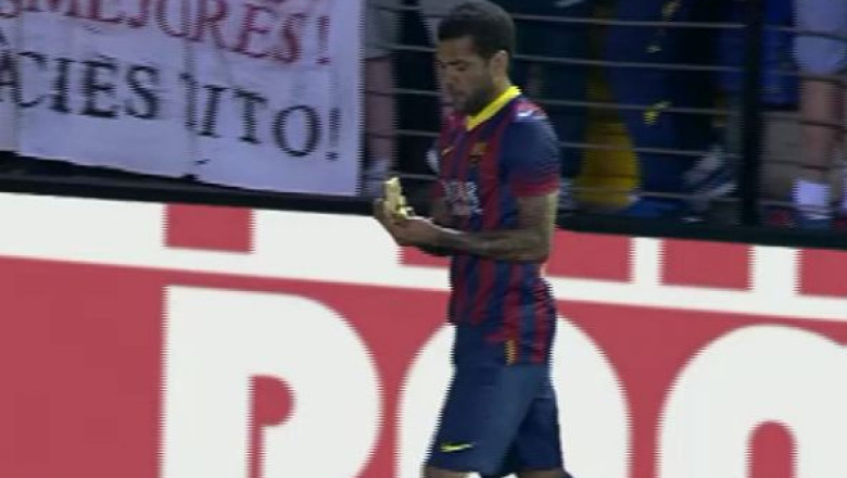 Spectatorul care a aruncat cu o banana in Dani Alves, retinut de politie Imagine