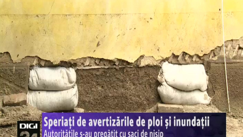 Speriati de avertizarile de ploi si inundatii. Autoritatile s-au pregatit cu saci de nisip   Imagine
