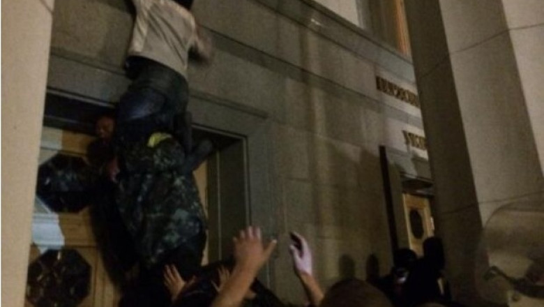 Spirite incinse la Kiev. Ultranationalistii ucraineni au incercat sa ia cu asalt Rada Suprema Imagine