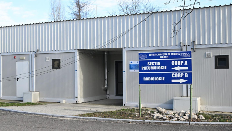 Spital modular din curtea unei sectii exterioare a Spitalului Judetean Ploiesti, nefunctional din pandemie. Ploaia a stricat acoperisul Imagine