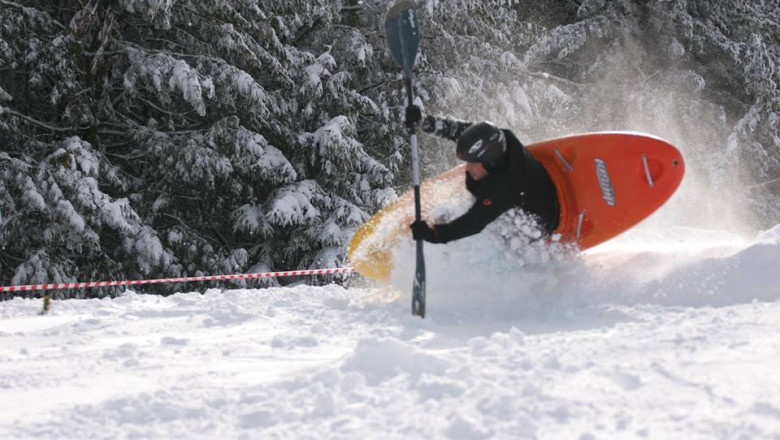 Sport extrem: competitie cu caiacul pe zapada Imagine