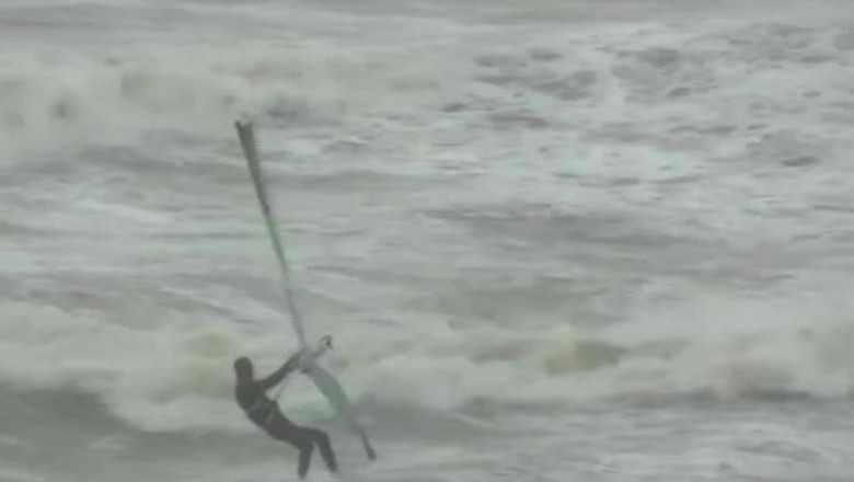 Sport extrem la Mamaia. Un barbat a facut windsurfing pe valuri de 6 metri Imagine