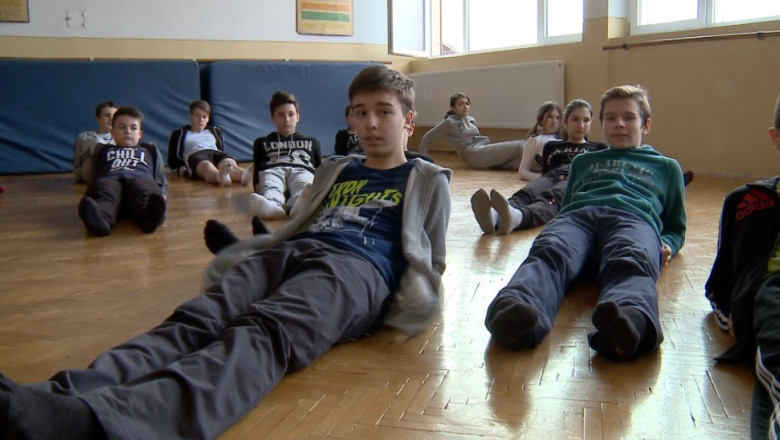 Sport in conditii improprii. 900 de elevi ieseni fac educatie fizica intr-o sala de clasa Imagine