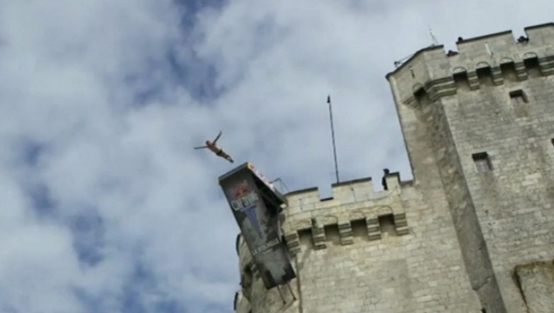 Sport periculos. Salt in apa, de la 30 de metri inaltime, cu 80 de kilometri la ora Imagine