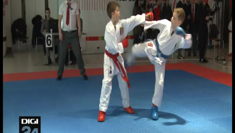 Sportivi din 24 de judete au participat la campionatul national de karate de la Oradea Imagine