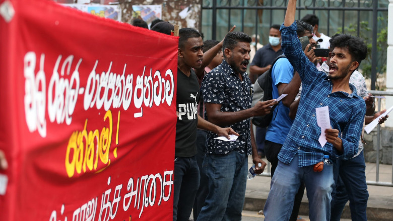 Sri Lanka va primi un imprumut de aproape 3 miliarde de dolari de la FMI. Protestele uriase continua in tara aflata in colaps Imagine