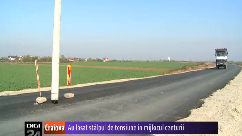 Stalp de tensiune lasat in mijlocul Centurii de Sud a Craiovei Imagine