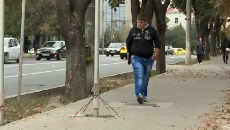 Stalp montat in mijlocul trotuarului, in Iasi Imagine