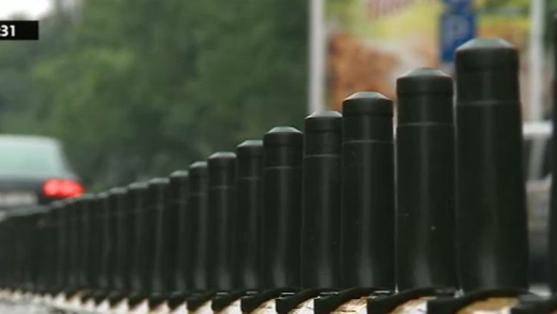 Stalpi de plastic montati de pomana. Soferii ii distrug, Primaria Capitalei plateste Imagine