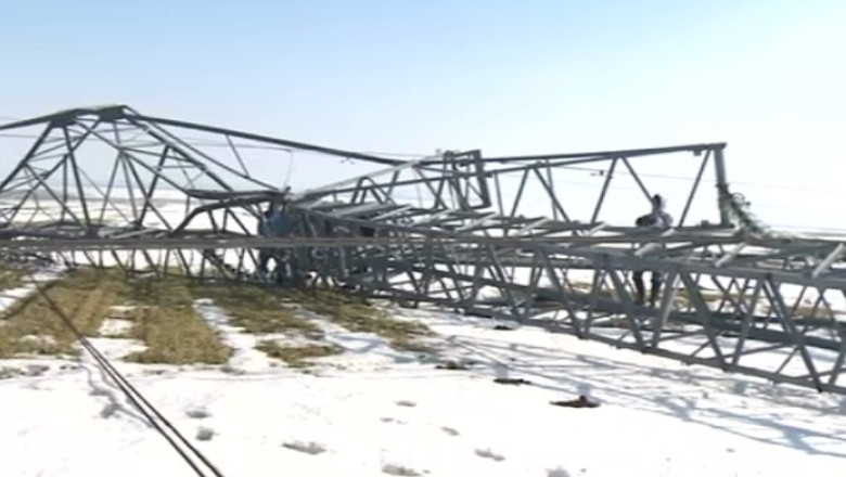 Stalpi doborati de hotii de fier vechi. Paguba ajunge la un milion de lei Imagine