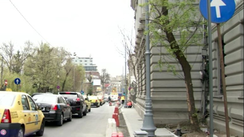 Stalpi pusi in mijlocul trotuarului, pe Calea Victoriei, „sa nu apara ca si cum ar fi fost o furtuna” Imagine