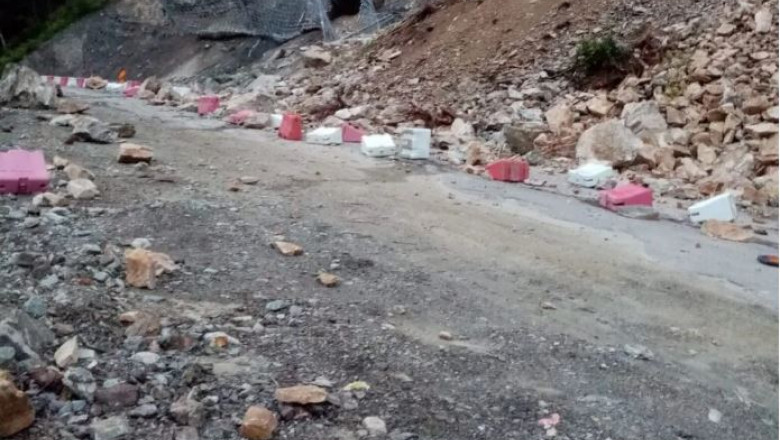 Stanci prabusite pe un drum national din Suceava, in apropiere de Vatra Dornei. Traficul a fost inchis intre doua localitati Imagine