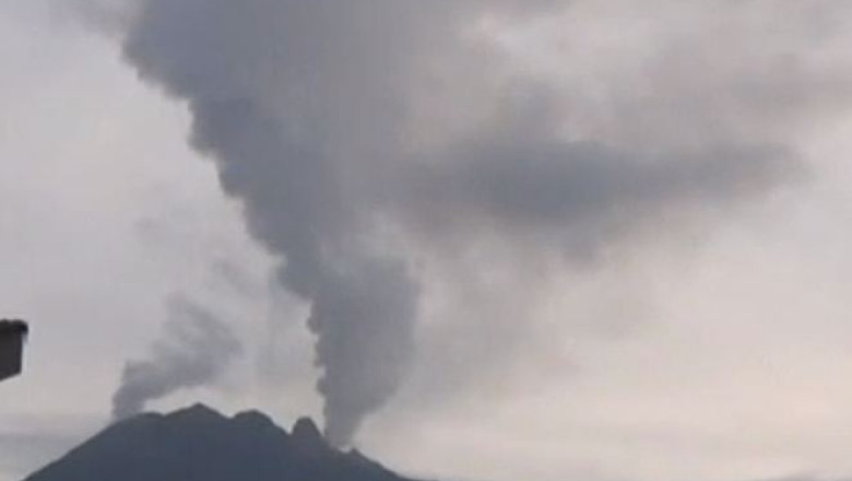 Stare de alerta in Indonezia in urma eruptiei unui vulcan Imagine