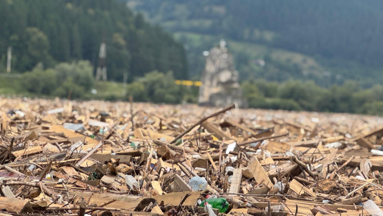 Stare de alerta in Poiana Teiului: Deseuri si cadavre de animale au impanzit lacul Izvorul Muntelui (Bicaz) dupa inundatii Imagine