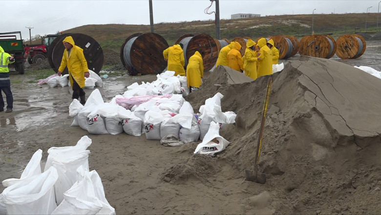 Stare de alerta in sud si sud-estul Romaniei. Scoli inchise, saci cu nisip montati in orase, echipe de interventie mobilizate Imagine