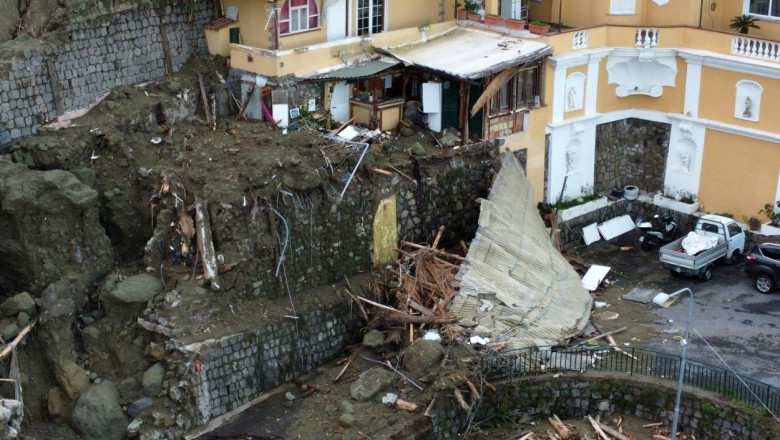 Stare de urgenta in Ischia. Cum arata insula italiana, la 24 de ore dupa tragedia provocata de ploile torentiale Imagine