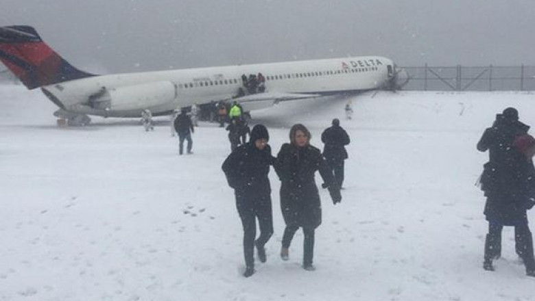 Stare de urgenta in patru state americane. Un avion a derapat pe pista unui aeroport din New York Imagine