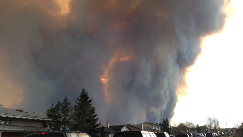 Stare de urgenta in provincia canadiana Alberta din cauza incendiilor. 25.000 de oameni au fost evacuati Imagine