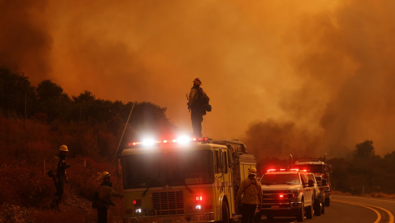 Stare de urgenta la Los Angeles. Trei incendii care ard necontrolat in California lasa in urma case si masini carbonizate Imagine
