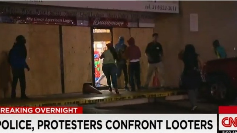 Stare de urgenta si asediu in Ferguson. Protestatarii au vandalizat magazinele Imagine