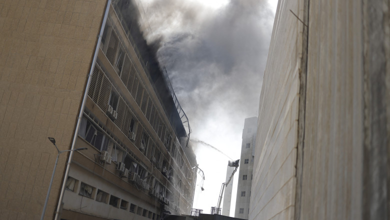 „Stateam in pat si a cazut tavanul”. Marturiile pacientilor spitalului din Israel distrus de rachetele iraniene. „Inca nu s-a incheiat” Imagine