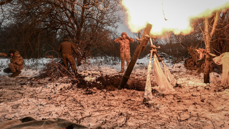 Statele UE au reusit sa comande doar 60.000 de obuze noi pentru Ucraina din totalul de un milion care trebuie livrat pana in martie Imagine