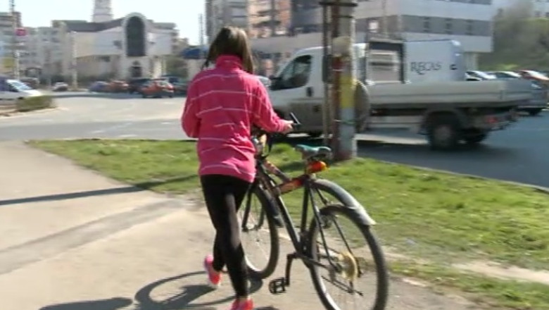 Statii de inchiriat biciclete la Cluj-Napoca. N-au fost date in folosinta, dar trebuie deja reparate Imagine