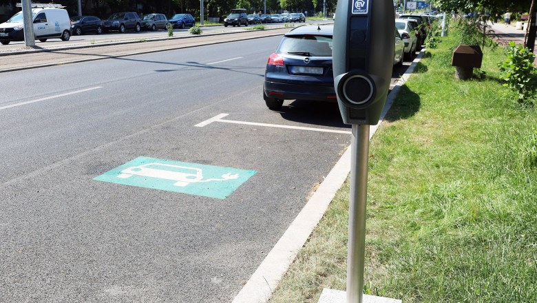 Statiile de incarcare pentru masini de la Galati n-au putut fi activate pentru ca au fost aruncate cutiile in care au venit Imagine