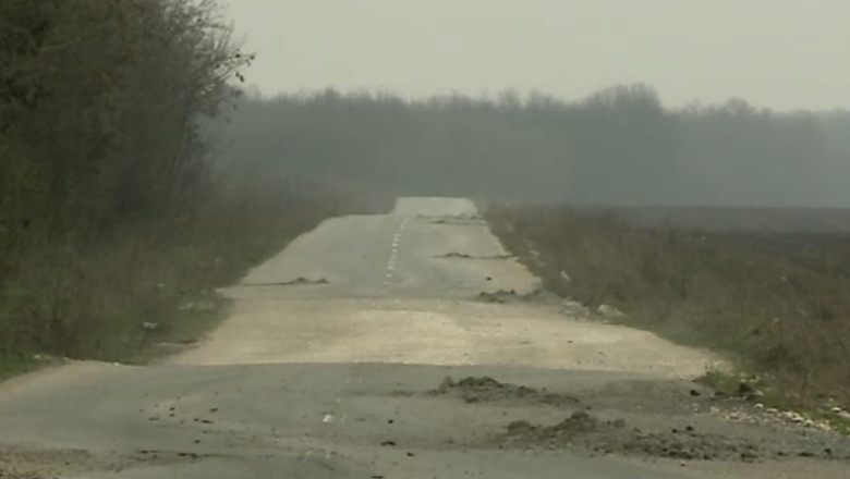 STATISTICA RUSINOASA. Sosele nemodernizate de 50 de ani, drumuri judetene de pamant, gropi acoperite cu pietris Imagine