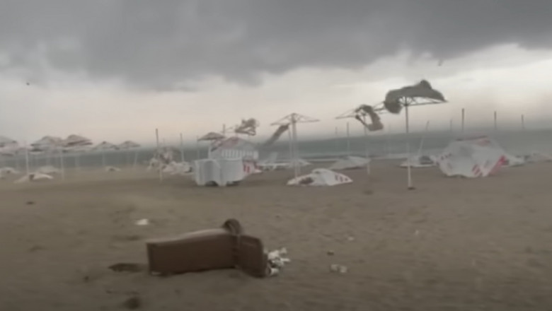 Statiunea Pomorie de langa Burgas, devastata de o furtuna puternica. Rafalele de 100 km/ora au doborat copaci si au dus in larg iahturi Imagine