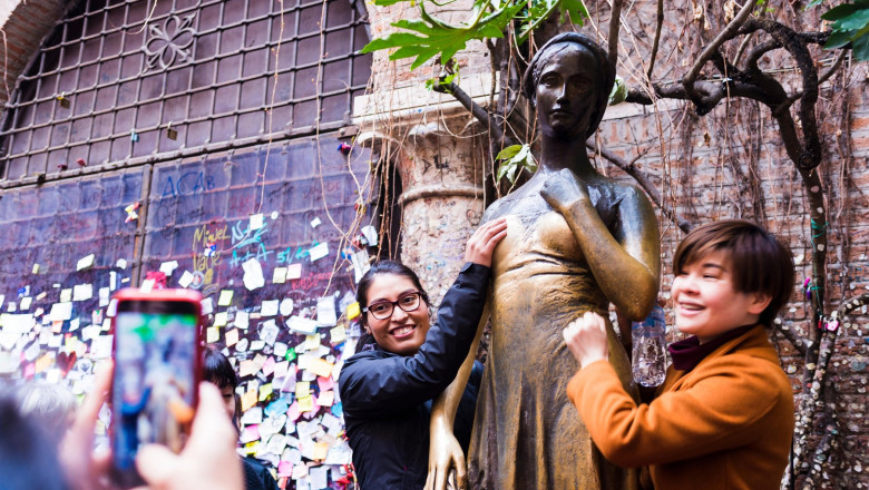 Statuia Julietei din Verona a fost deteriorata de turistii care spera sa aiba noroc in dragoste daca ii ating bustul Imagine