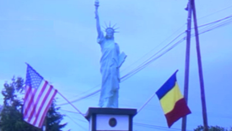 Statuia Libertatii de la Boldesti-Scaeni. Monumentul a fost finantat de un emigrant in SUA Imagine