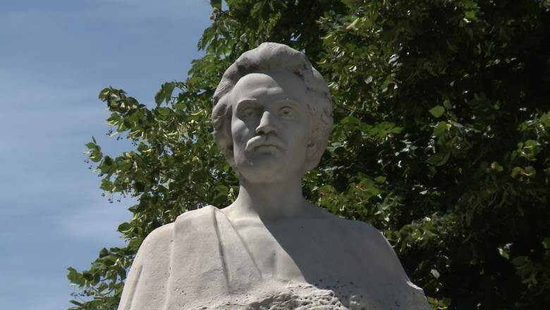 Statuia lui Eminescu, in pericol de prabusire. Artistii isi doresc reconditionarea monumentului Imagine