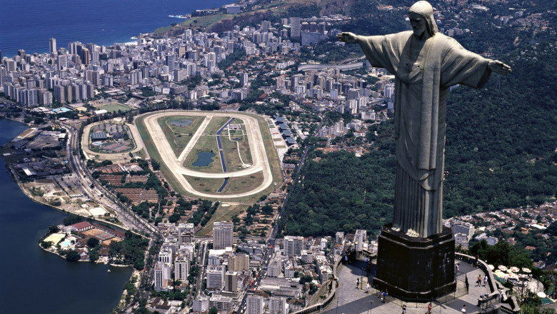 Statuia lui Isus din Rio de Janeiro a fost avariata de un fulger Imagine