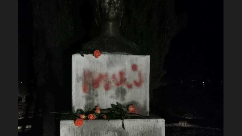 Statuia lui Mihai Eminescu, amplasata intr-un parc din Orsova, a fost vandalizata. Politistii ii cauta pe vinovati Imagine