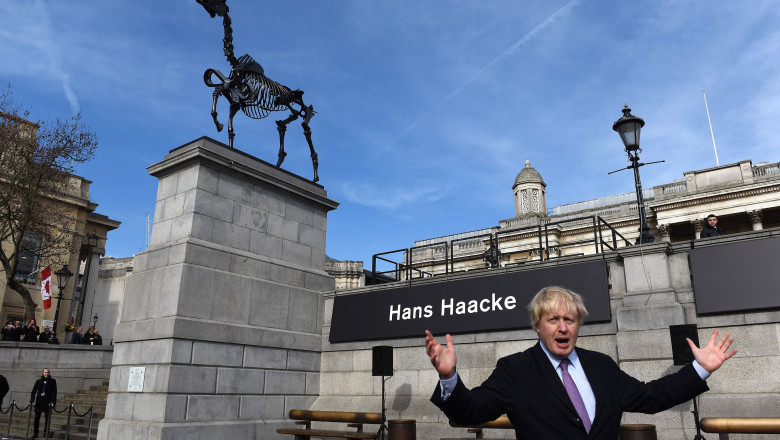 Statuia unui schelet de cal, dezvelita la Londra Imagine