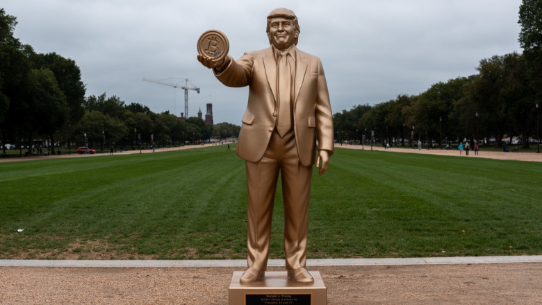 Statuie aurita de 3 metri, infatisandu-l pe Trump cu un Bitcoin in mana, instalata in apropiere de Capitoliu Imagine