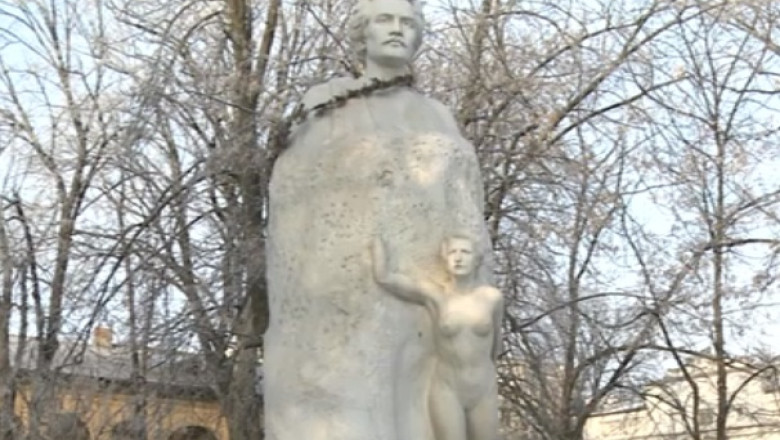 Statuie completa doar in zi de sarbatoare. Autoritatile monteaza mana Veronicai Micle doar pe 15 ianuarie Imagine