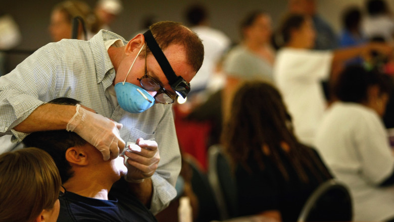 Statul deconteaza din nou tratamentele la dentist. Medicii vor acorda servicii medicale in limita a 2.000 de lei pe luna Imagine