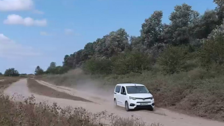 Statul la stat. Calvarul tulcenilor ignorati de autoritati. Cu bombele la usa, oamenii cer un drum mai bun: Ambulanta vine pe apa Imagine