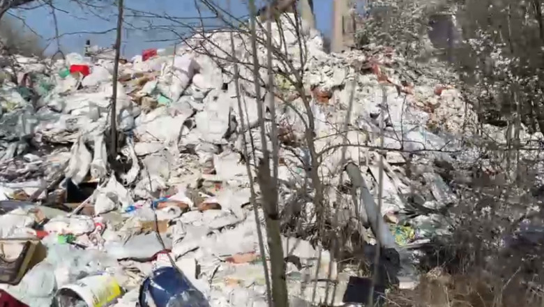 Statul la stat. Mii de tone de gunoi se aduna sub ochii autoritatilor, iar institutiile se cearta intre ele in loc sa rezolve problema Imagine