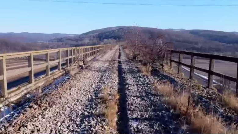 Statul la stat. Proiect de infrastructura feroviara spectaculos, aproape finalizat in 1990, abandonat inexplicabil. Sinele au disparut Imagine