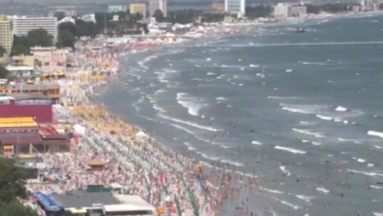 Steag rosu la malul marii. Doi turisti s-au inecat la Olimp Imagine