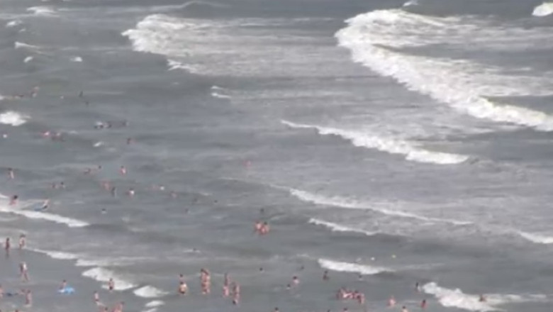 Steag rosu pe plajele de pe litoral. Salvamarii nu ii lasa pe turisti sa intre in apa Imagine