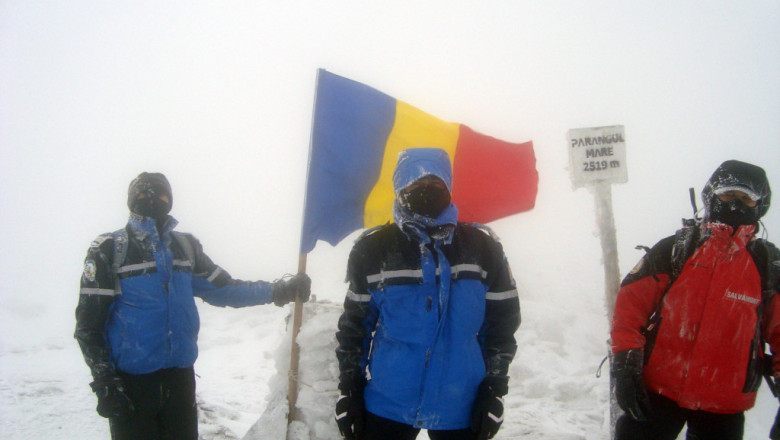 Steagul Romaniei, arborat la 2.519 metri, pe varful Parangul Mare Imagine