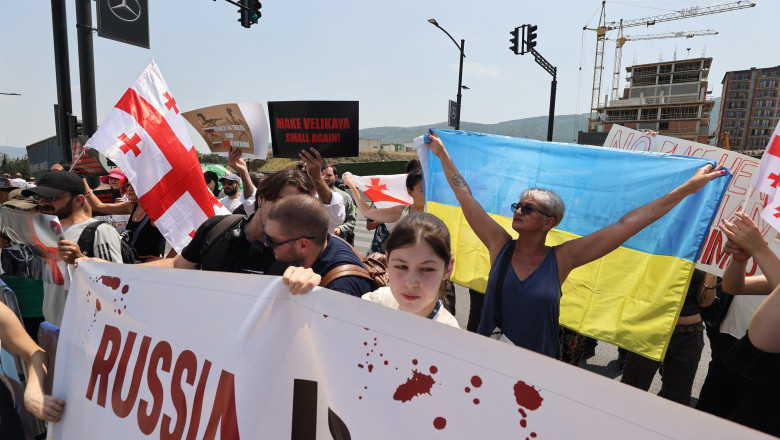 Steagul Rusiei, ars in Georgia. „Porcilor, nu sunteti bineveniti aici! Astazi sunt artificii, maine vor fi rachete Grad” Imagine