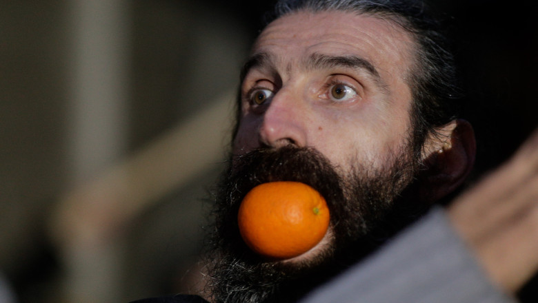 Stegarul Dac a fost dat jos „in siguranta” din copacul in care se urcase, la Penitenciarul Rahova Imagine